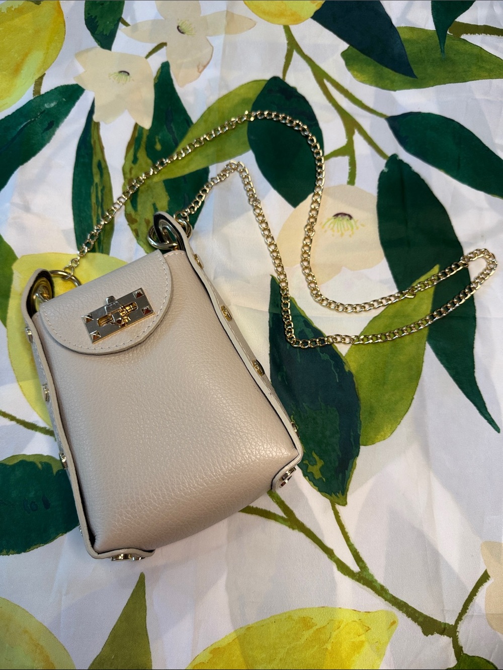* Cream Pebbled Leather Crossbody Bag with Gold Chain
